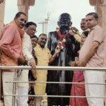 SARDAR PATEL KI PRATIMA KI SAFAI KARTE BJP NETA