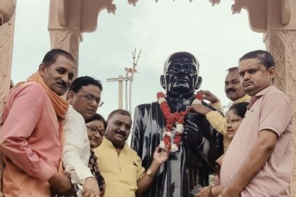 SARDAR PATEL KI PRATIMA KI SAFAI KARTE BJP NETA